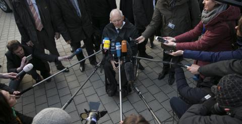 El ministro alemán de Finanzas, Wolfgang Schaeuble, rodeado de periodistas tras la última reunión del Eurogrupo, en Bruselas. REUTERS