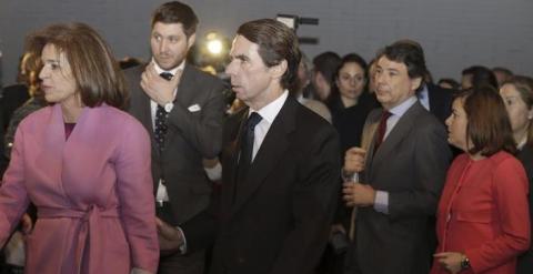 José María Aznar, junto a Ana Botella, Ignacio González y Soraya Sáenz de Santamaría, a su llegada a la presentación en la Casa de América. EFE