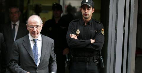 El expresidente de Bankia, Rodrigo Rato, a su salida de la Audiencia Nacional tras declarar el pasado octubre por el uso de las llamadas tarjetas black. REUTERS