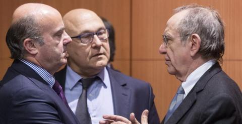 El ministro de Economía, Luis de Guindos, conversa con su homólogo francés Michel Sapin, y el italiano Pier Carlo Padoan, antes de la reunión del Eurogrupo en Bruselas. EFE/Thierry Monasse