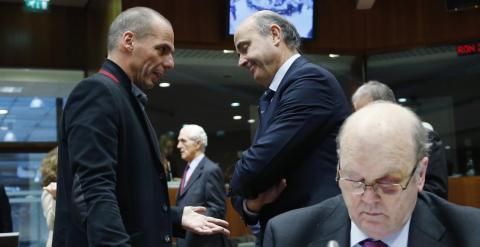 El ministro de Finanzas griego, Yanis Varoufakis, conversa con el mionistro español de Economía, Luis de Guindos, cerca de donde está sentado el ministro irlandés Michael Noonan, antes del comienzo de la reunión del Ecofin, en Bruselas. REUTERS/Francois L