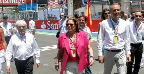 Rita Barberá y Alberto Fabra junto a Ecclestone en el circuito urbano de Valencia.