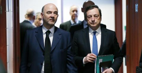 El presidente del BCE, Mario Draghi, con el comisario europeo de Asuntos Económicos, Pierre Moscovici, en la reunión del Eurogrupo en Bruselas. REUTERS