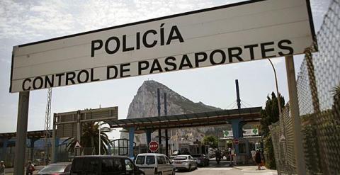 Fila de coches para acceder a Gibraltar. | Jon Nazca / Reuters