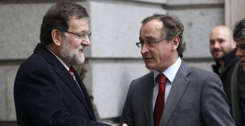 El presidente del Gobierno, Mariano Rajoy, saluda al ministro de Sanidad, Alfonso Alonso, este miércoles en el Congreso./ EFE