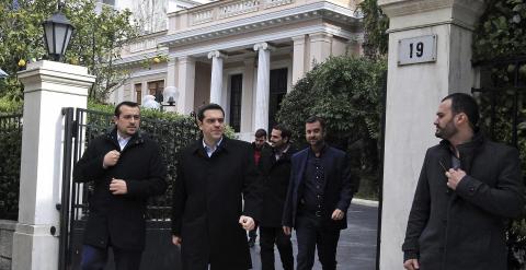 El primer ministro griego, Alexis Tsipras, sale de la mansión Maximos, en Atenas, para dirigirse al palacio presidencial. EFE/Simela Pantzartzi