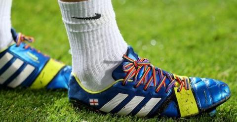 Los cordones arcoíris que lucirán los jugadores de fútbol esta jornada.