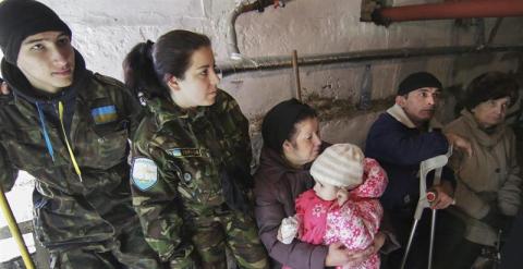 Varios ciudadanos permanecen sentados en un refugio a prueba de bombas durante un simulacro de actuación en caso de bombardeo en zonas donde viven civiles, en Mauriúpol, Ucrania. EFE