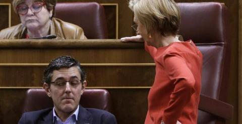 Rosa Díez (UPyD) y Eduardo Madina (PSOE) conversando antes del inicio del pleno del Congreso. EFE/Zipi