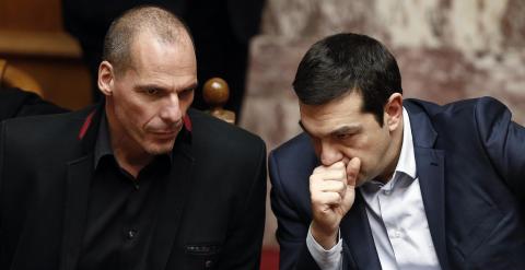 El primer ministro griego, Alexis Tsipras, conversa con el ministro de Finanzas, Yanis Varoufakis, durante una sesión del Parlamento heleno de este miércoles. REUTERS/Alkis Konstantinidis