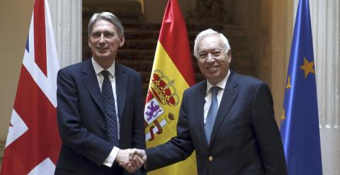 El ministro de Asuntos Exteriores y Cooperación, José Manuel García-Margallo, y su homólogo británico, Philip Hammond, durante el encuentro que han mantenido hoy en el Palacio de Viana. EFE