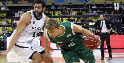 El alero lituano del Unicaja Málaga, Mindaugas Kuzminskas, se marcha ante el alero del Bilbao Basket, Alex Mumbrú. - EFE