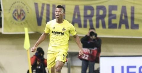 El delantero nigeriano del Villarreal, Ikechuwku Uche, celebra el primer gol del equipo castellonense