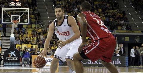 El ala pivot del Real Madrid Felipe Reyes (i) intenta superar al alero estadounidense del CAI Zaragoza Marcus Landry. EFE