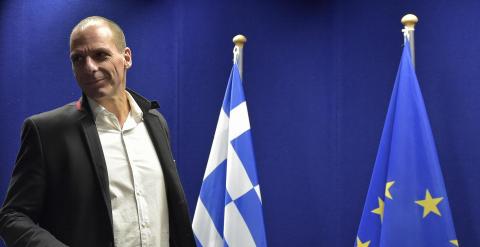 El ministro griego de Finanzas, Yanis Varoufakis, antes de  la rueda de prensa tras la reunión del Eurogrupo extraordinario en Bruselas en la que se acordó una prórroga de cuatro meses al rescate heleno. REUTERS/Yves Herman