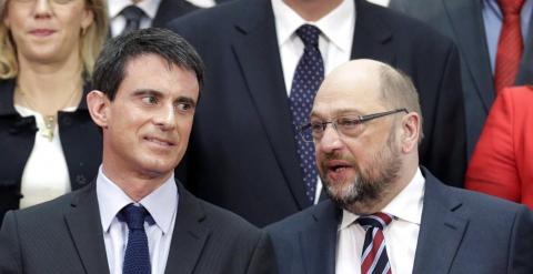 El primer ministro de Francia, Manuel Valls, y el presidente del Parlamento Europeo, Martin Schultz , posan en la foto de familia de la cumbre de líderes socialdemócratas en Madrid. EFE/Angel Díaz