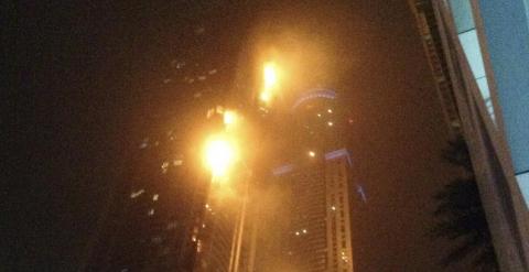 Instantánea del incendio en el rascacielo de Dubai. /REUTERS
