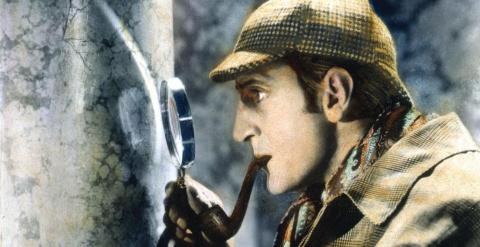 El actor Basil Rathbone caracterizado de Sherlock Holmes.