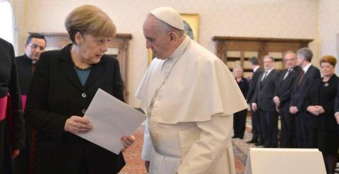 Imagen de la audiencia privada entre Angela Merkel y el Papa Francisco en el Vaticano./ EFE