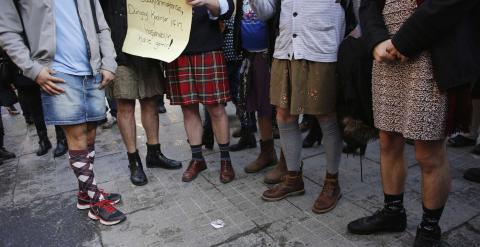 Hombres con falda durante la protesta en Estambul./ REUTERS