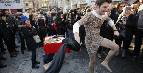 Un hombre con vestido durante la protesta en Estambul./ REUTERS