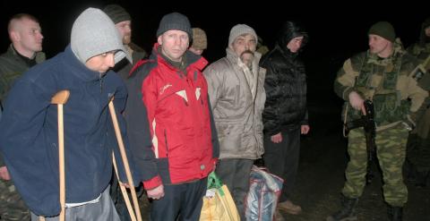 Prisioneros de guerra ucranianos se preparan para el intercambio entre las autoridades de Kiev y los separatistas prorrusos cerca de la aldea de Zholobok en la región de Luhansk, el este de Ucrania. REUTERS / Igor Tkachenko