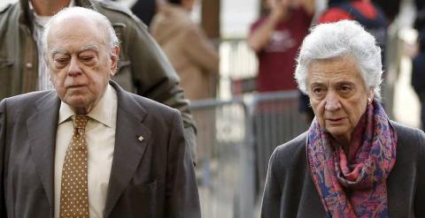 Jordi Pujol y su esposa, Marta Ferrusola, tras su comparecencia ante el juez que investiga las cuentas secretas de Andorra. EFE/Alberto Estévez