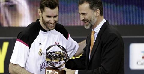 Rudy Fernández recibe de manos del rey el trofeo MVP de la Copa. EFE