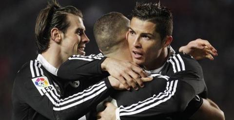 Cristiano Ronaldo se abraza a Christian Bale tras celebrar un gol./ REUTERS