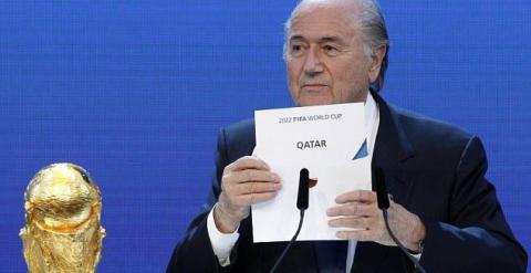 Blatter mostrando el sobre de Qatar como organizador del Mundial 2022.