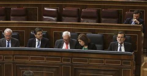 Rajoy, acompañado por varios miembros del Gobierno pero ya con la bancada casi vacía, hacia el final del Debate sobre el Estado de la Nación. EFE