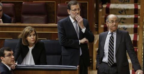 Rajoy y la vicepresidenta, Soraya Sáenz de Santamaría, expectantes tras el susto por el desvanecimiento de Baldoví. EFE