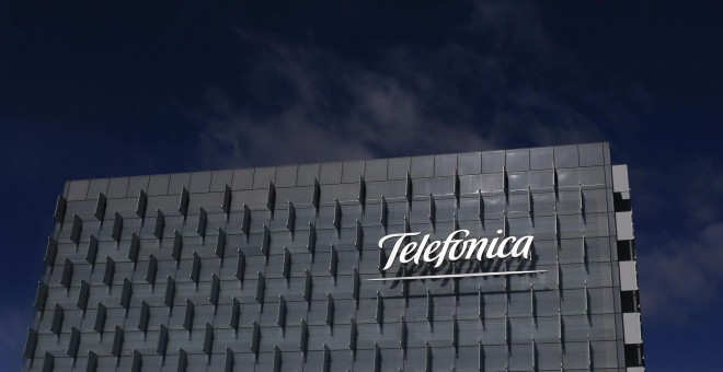 El logo de Telefónica en la sede de la operadora española en el distrito de Las Tablas, en Madrid. REUTERS/Juan Medina