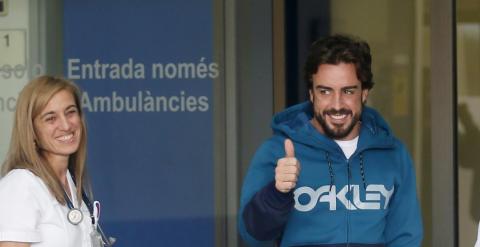 Fernando Alonso a su salida del hospital. REUTERS/Albert Gea