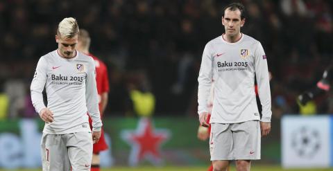 Godín y Griezmann al acabar el partido en Leverkusen. REUTERS/Wolfgang Rattay