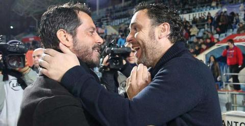 El entrenador del Getafe, Quique Sánchez Flores (izquierda), saluda al del Espanyol, Sergio González, en el que será su último partido con el Getafe./ ALBERTO MARTÍN (Efe)