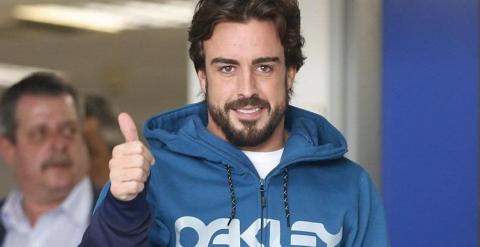 Fernando Alonso saliendo ayer del hospital. /EFE