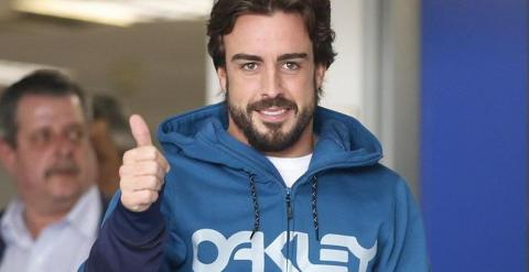 Fernando Alonso saliendo ayer del hospital. /EFE