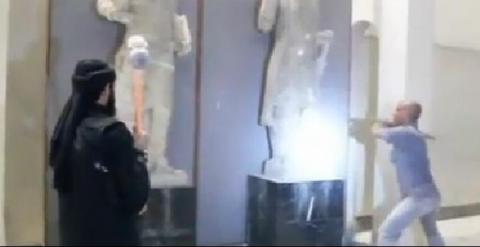 Captura del vídeo grabado por los yihadistas en el Museo de la Civilización de Mosul.