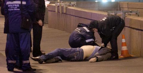 Investigadores de la policía examinan el cuerpo de Boris Nemtsov en el centro de Moscú. EFE / EPA / GEORGE Malets