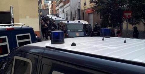 Despliegue policial frente a la sede de Bukaneros en Vallecas.