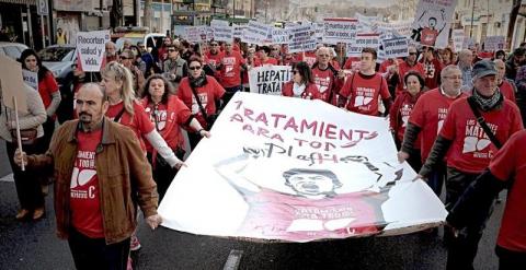 Participantes en la manifestacion convocada por La Plataforma de Afectados por la Hepatitis C. EFE