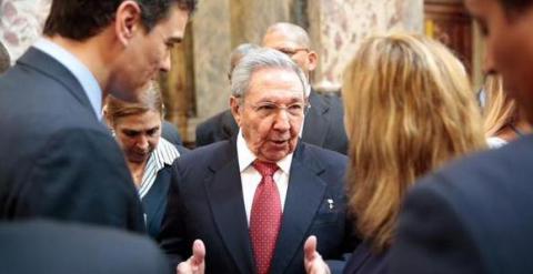 Pedro Sánchez conversa con Raúl Castro en Montevideo.