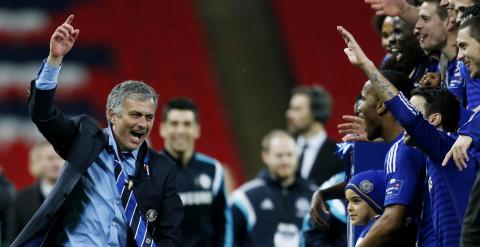 Mourinho celebra el título con sus jugadores. Reuters / Andrew Couldridge