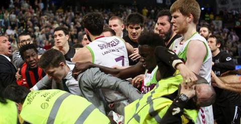 El Bilbao Basket ha arrollado al Laboral Kutxa Baskonia en Miribilla (93-75) en un derbi vasco intenso, igualado en la primera mitad, claramente dominado por los 'hombres de negro' tras el descanso y que terminó en una masiva y desagradable trifulca entr