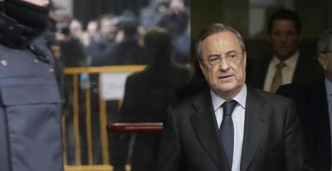 El presidente del Real Madrid, Florentino Pérez, tras declarar hoy como testigo ante el juez de la Audiencia Nacional Eloy Velasco. EFE/Emilio Naranjo