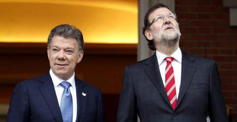 El presidente del Gobierno, Mariano Rajoy, junto al presidente de Colombia, Juan Manuel Santos, observa el cielo de Madrid. / J.J. GUILLÉN (EFE)