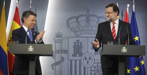 El presidente de Colombia, Juan Manuel Santos, aplaude al presidente del Gobierno, Mariano Rajoy, durante su rueda de prensa conjunta en el Palacio de la Moncloa.  REUTERS/Andrea Comas