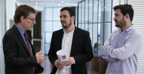 El diputado y candidato de IU a la Presidencia del Gobierno, Alberto Garzón, con Randall Wray, y el economista Eduardo Garzón. EFE/Fernando Alvarado