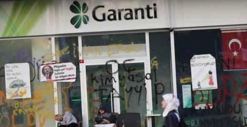 Una oficina del banco turco Garanti, con pintadas tras las revueltas de la 'primavera turca'. REUTERS/Osman Orsal